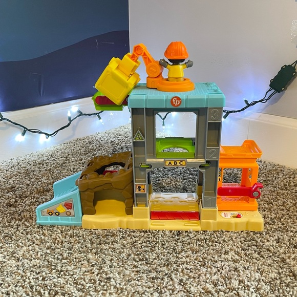 LIKE NEW FISHER PRICE CONSTRUCTION SITE SET - Picture 4 of 11